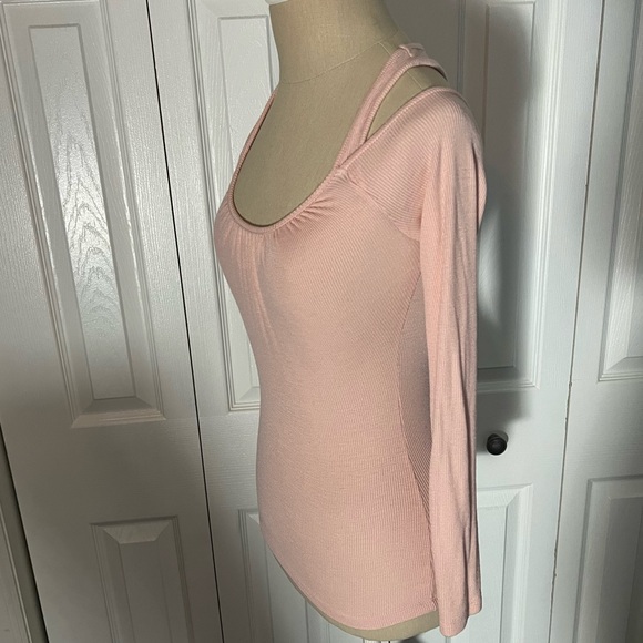 Moda international cold shoulder beautiful top 💗 - Picture 9 of 14